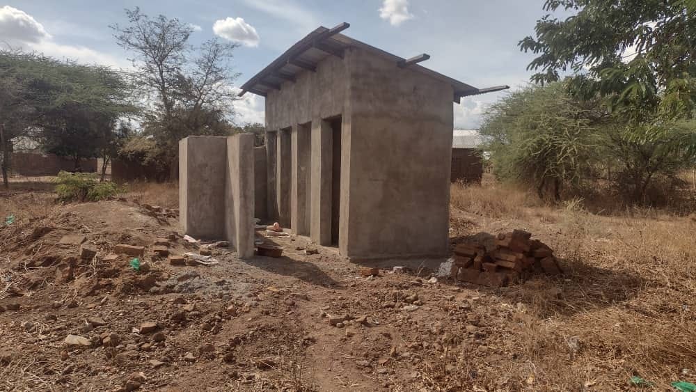 Nové toalety pre miestnu školu v Utengule